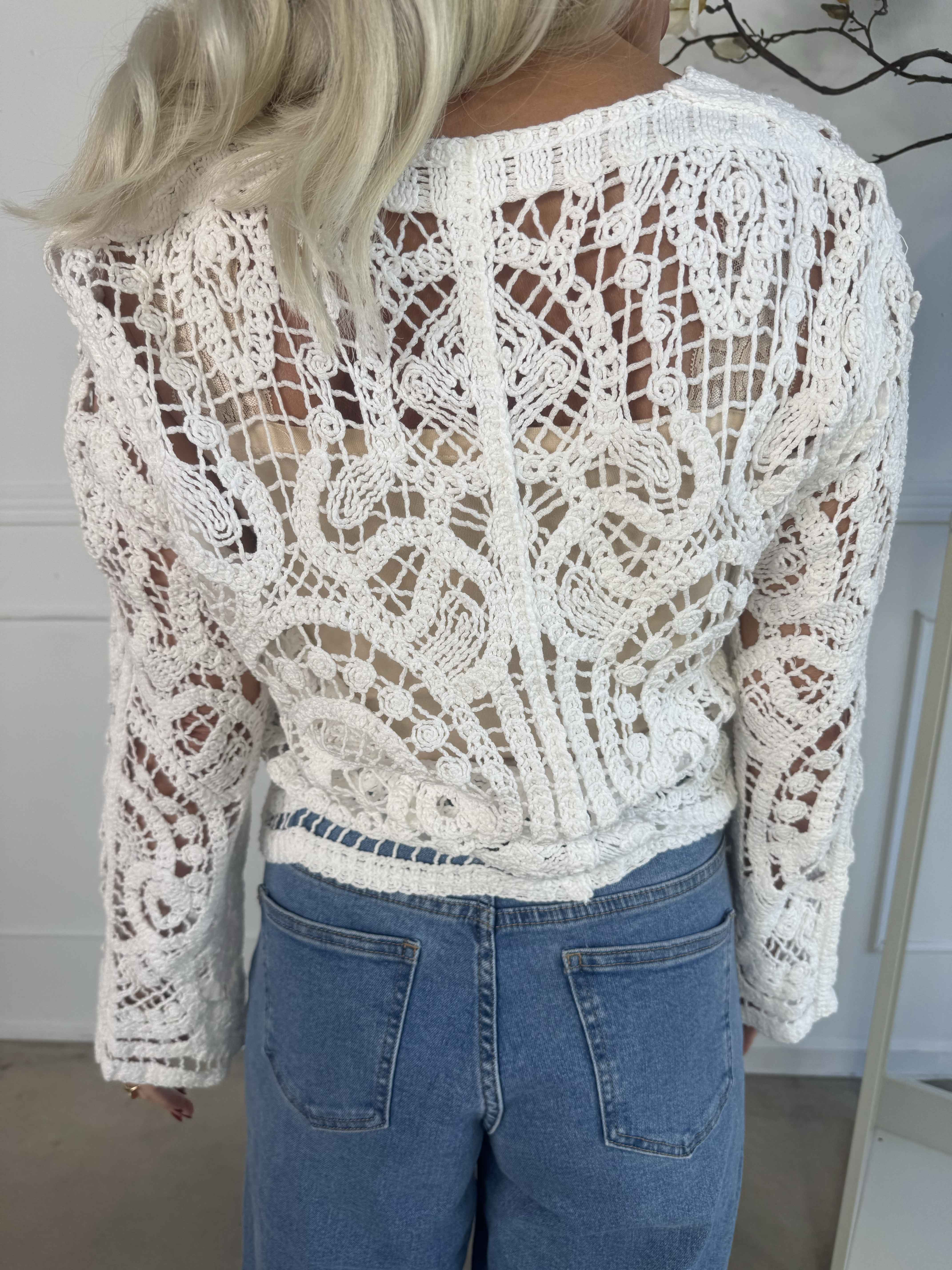 Isabella - Hæklet bluse i bomuld med knapper